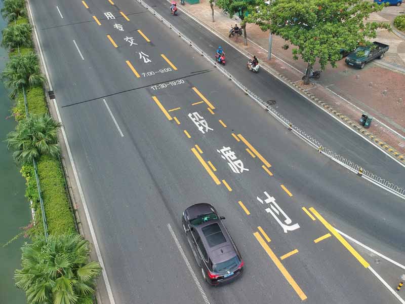 Private vehicles changing lanes in Haikou bus lanes